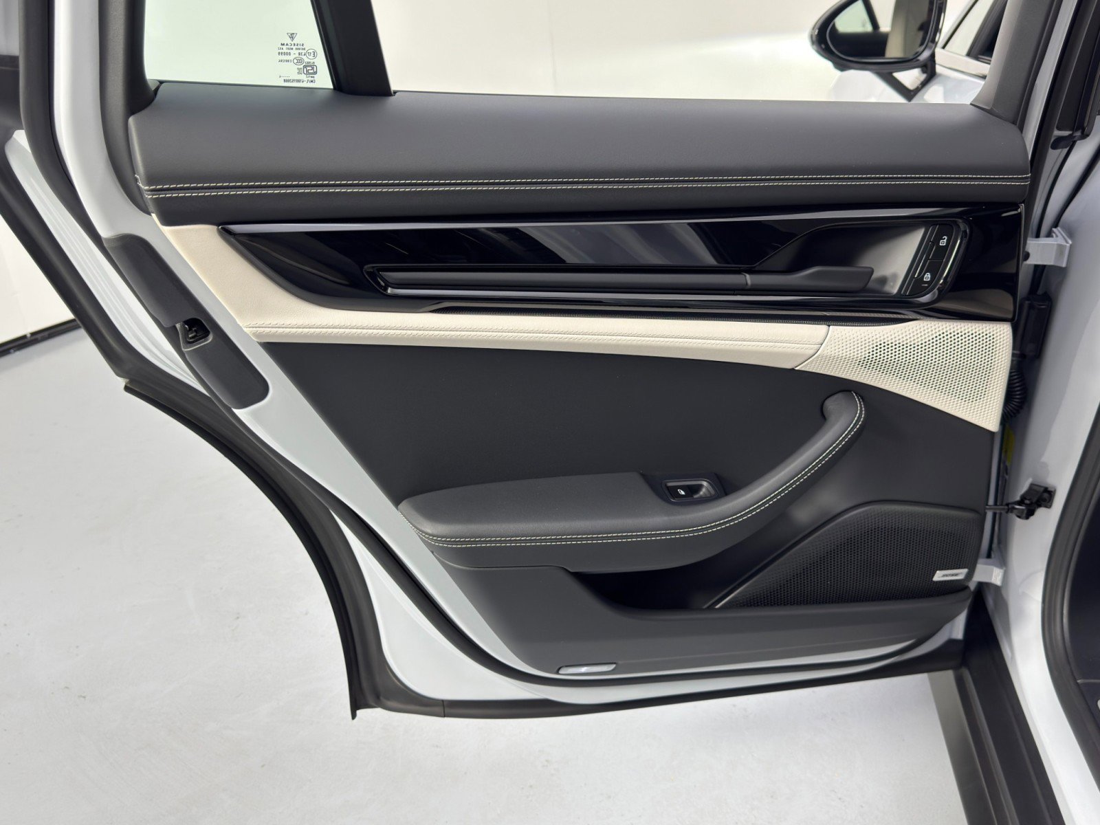 Used 2024 Porsche Panamera 4 w/ Premium Package image 47