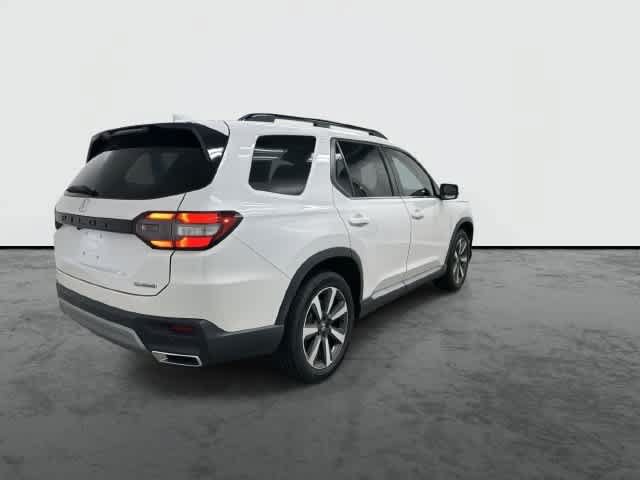 Certified 2025 Honda Pilot Touring image 3