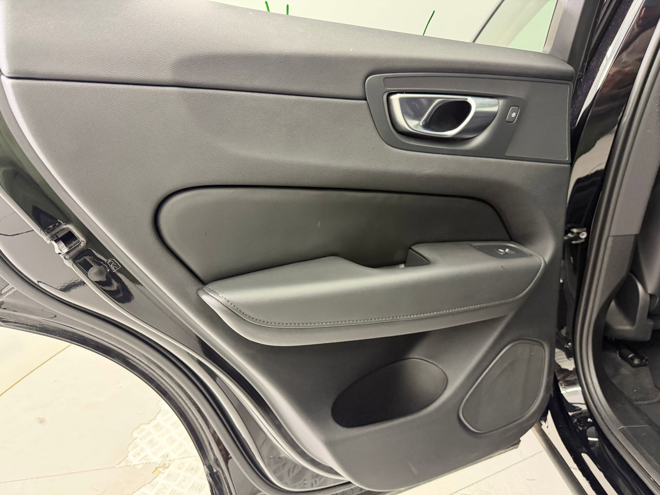 Used 2025 Volvo XC60 B5 Plus image 25