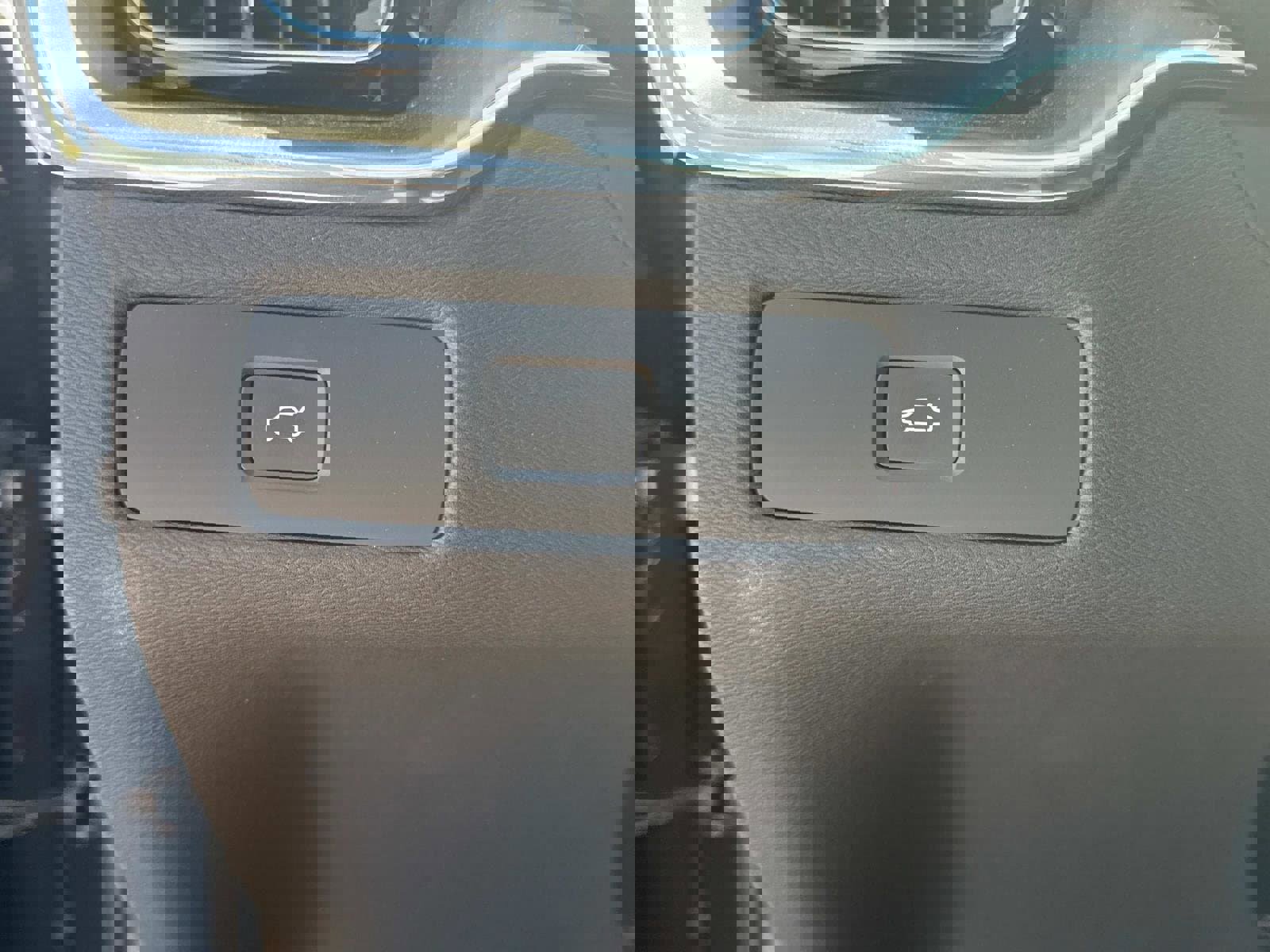 Certified 2025 Volvo XC60 B5 Core w/ Climate Package image 32