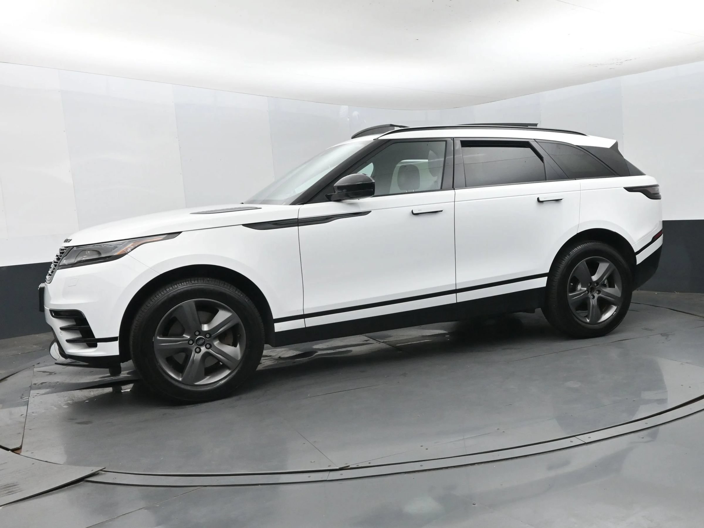 Used 2025 Land Rover Range Rover Velar Dynamic SE AWD/4WD image 5