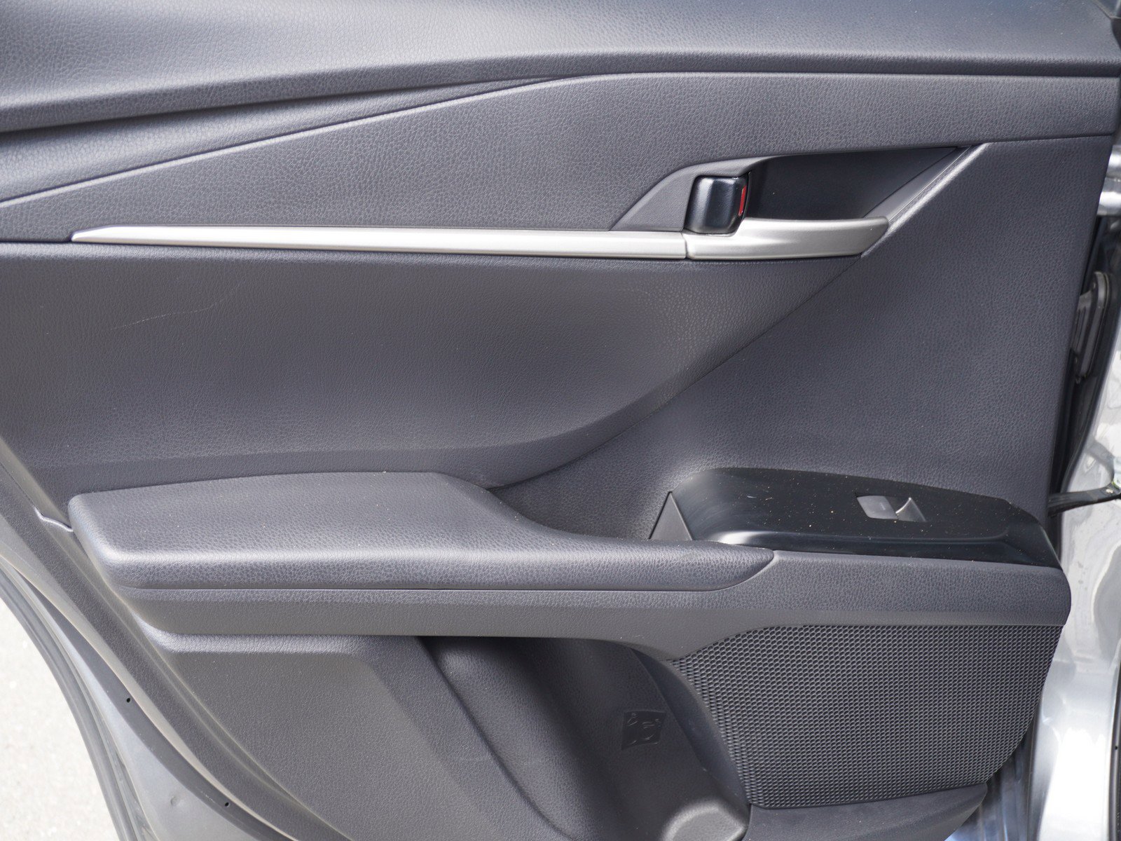 Used 2025 Toyota Camry SE w/ Convenience Package FWD image 12