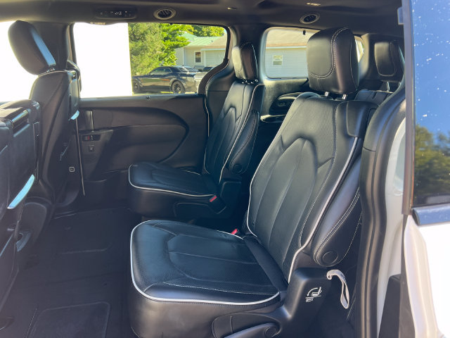 Used 2023 Chrysler Pacifica Limited w/ Uconnect Theater Family Group AWD/4WD image 5