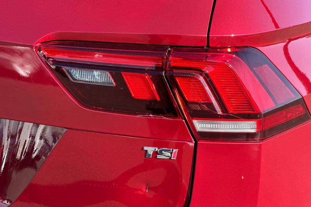 Used 2018 Volkswagen Tiguan SE w/ Panoramic Sunroof Package image 27