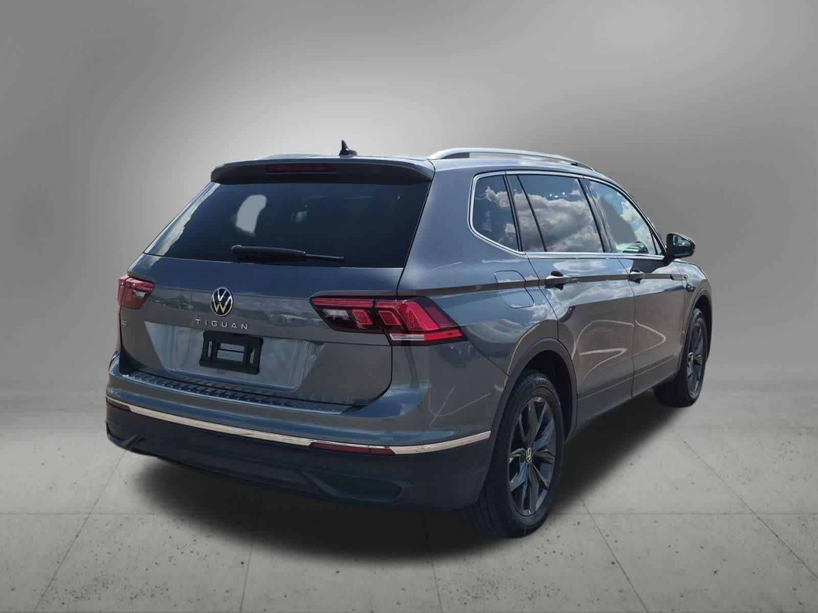 Used 2023 Volkswagen Tiguan SE w/ Panoramic Sunroof Package FWD image 6
