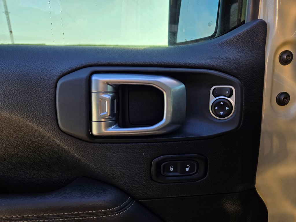 Used 2020 Jeep Gladiator Overland AWD/4WD image 13