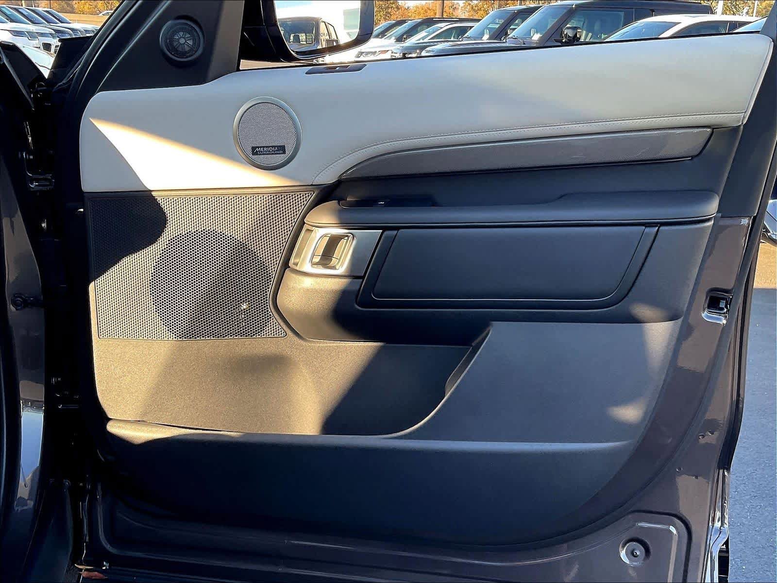 New 2025 Land Rover Discovery Metropolitan Edition AWD/4WD image 30