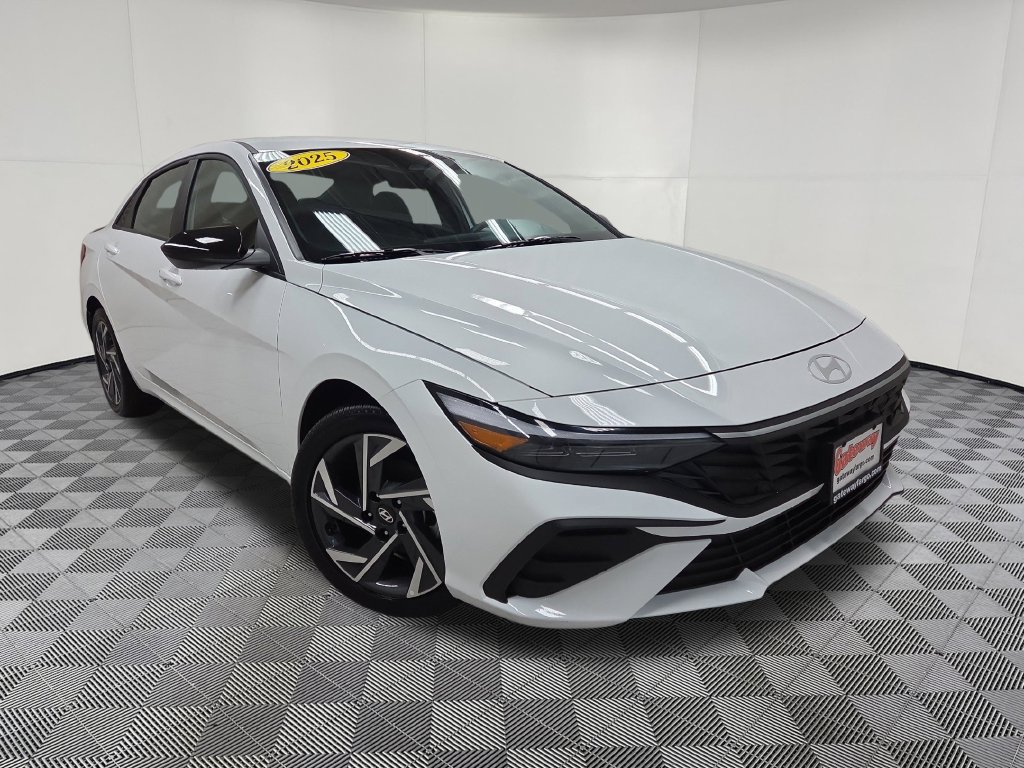 Used 2025 Hyundai Elantra SEL FWD image 3