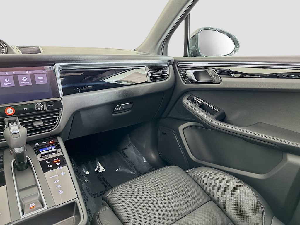 Certified 2026 Porsche Macan AWD/4WD image 25