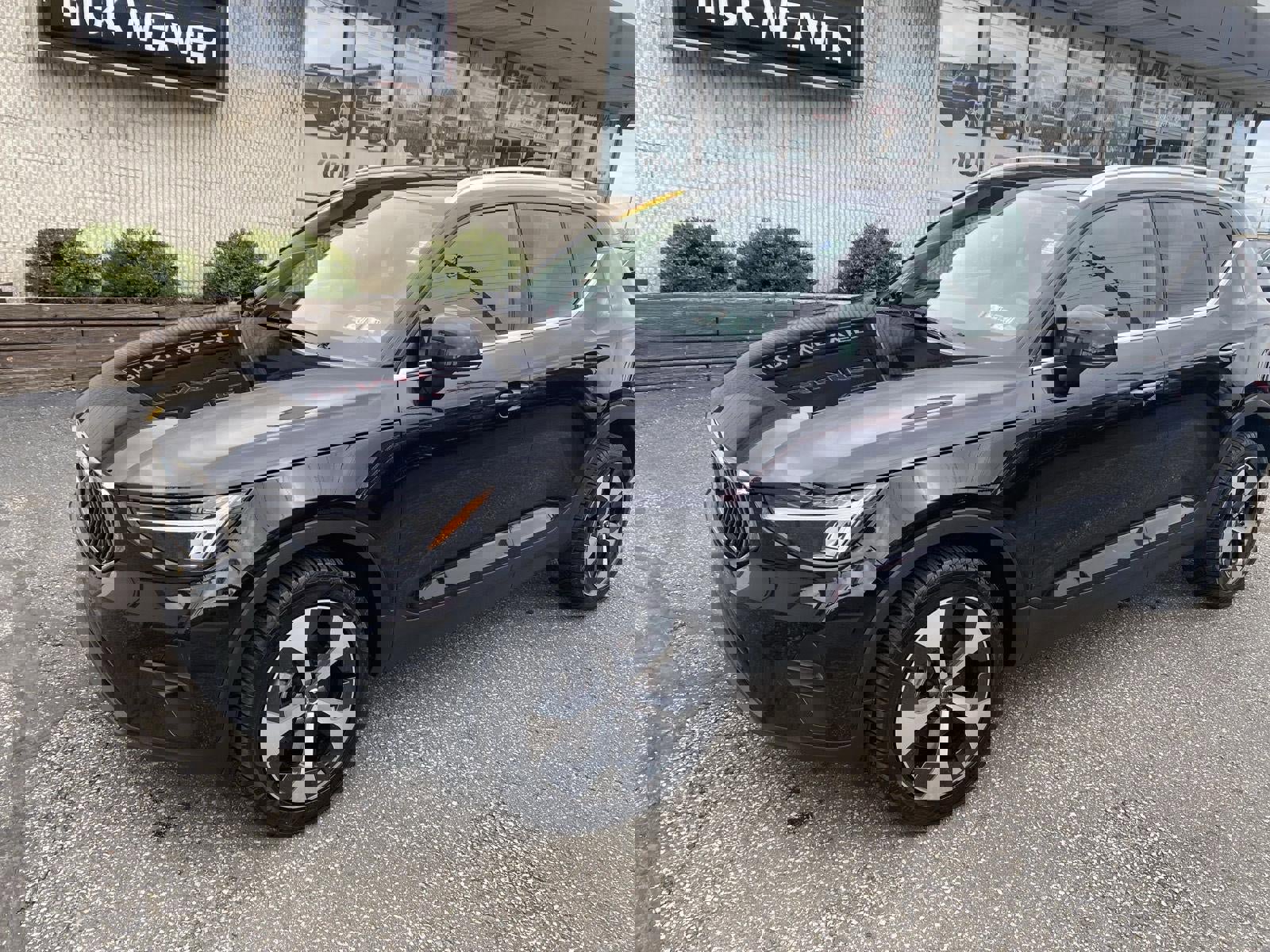 Used 2024 Volvo XC40 B5 Plus image 2