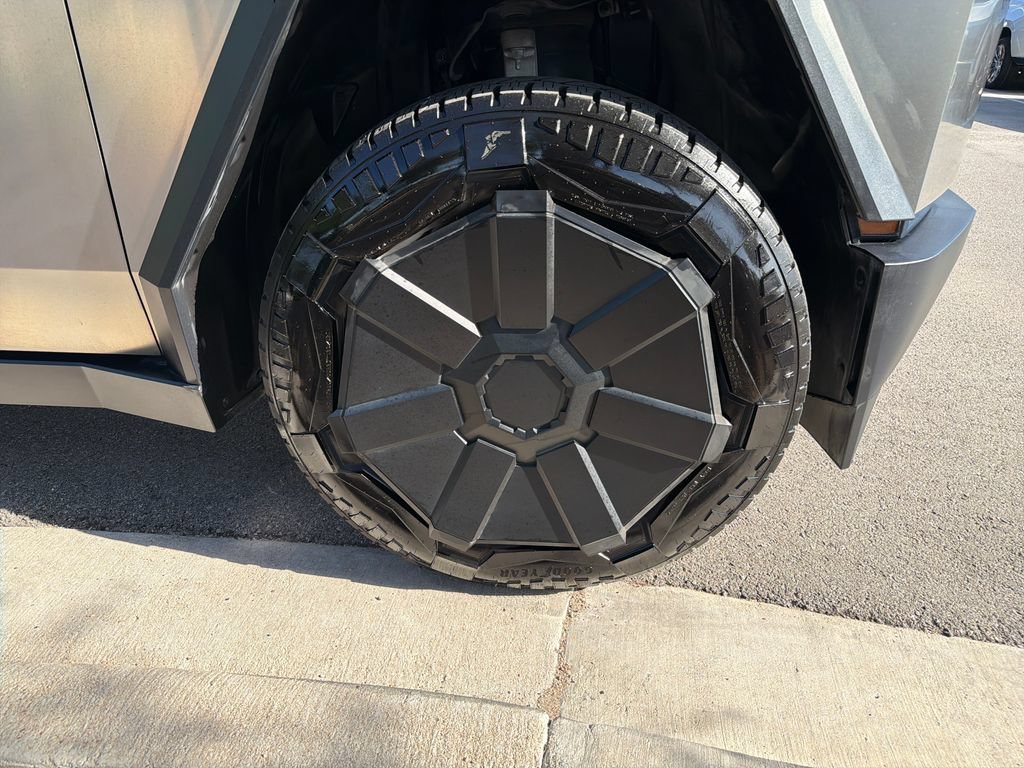 Used 2024 Tesla Cybertruck AWD Crew Cab image 15