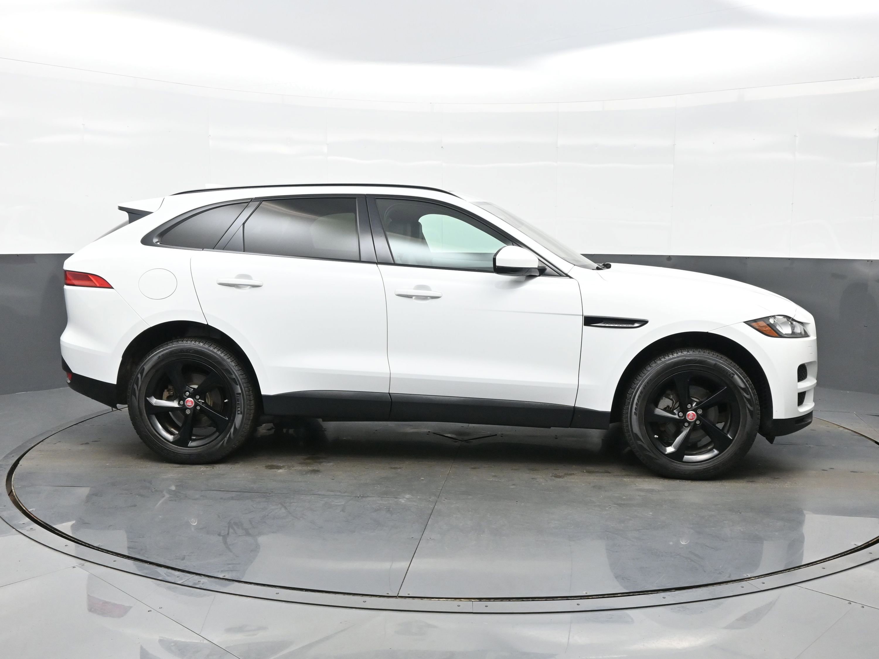 Used 2018 Jaguar F-PACE Premium image 7