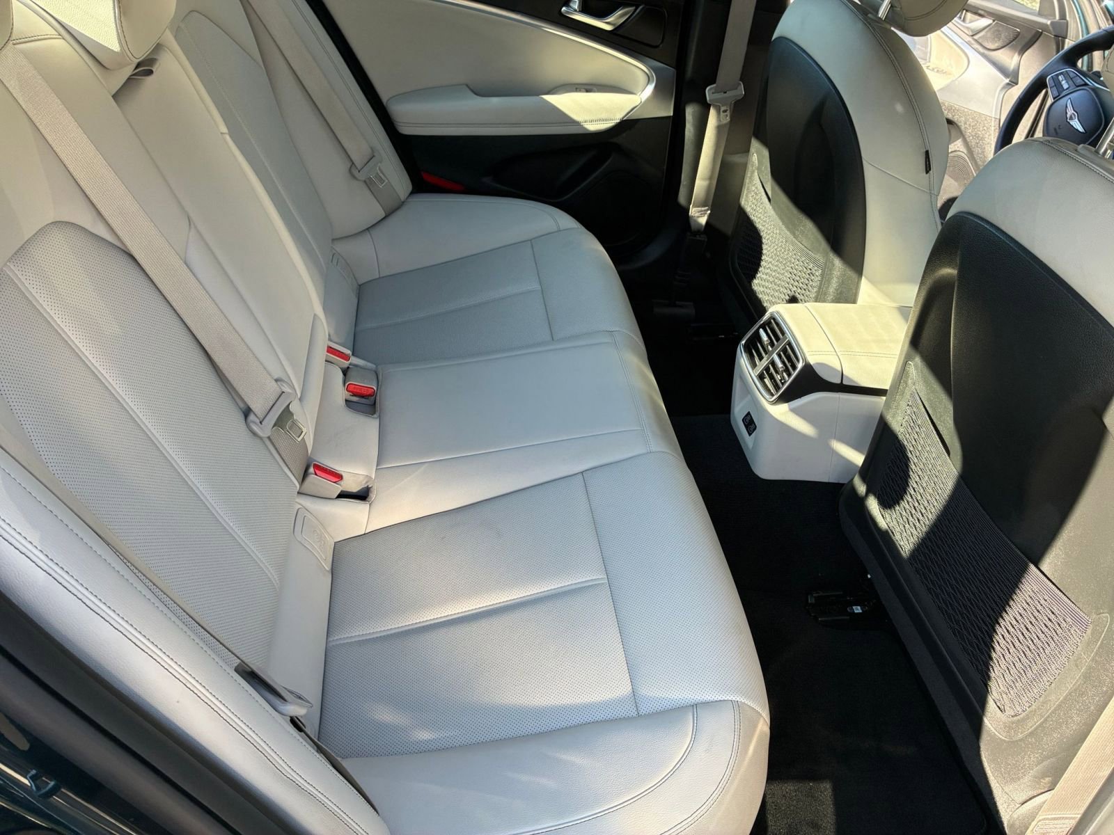 Used 2025 Genesis G70 2.5T image 25