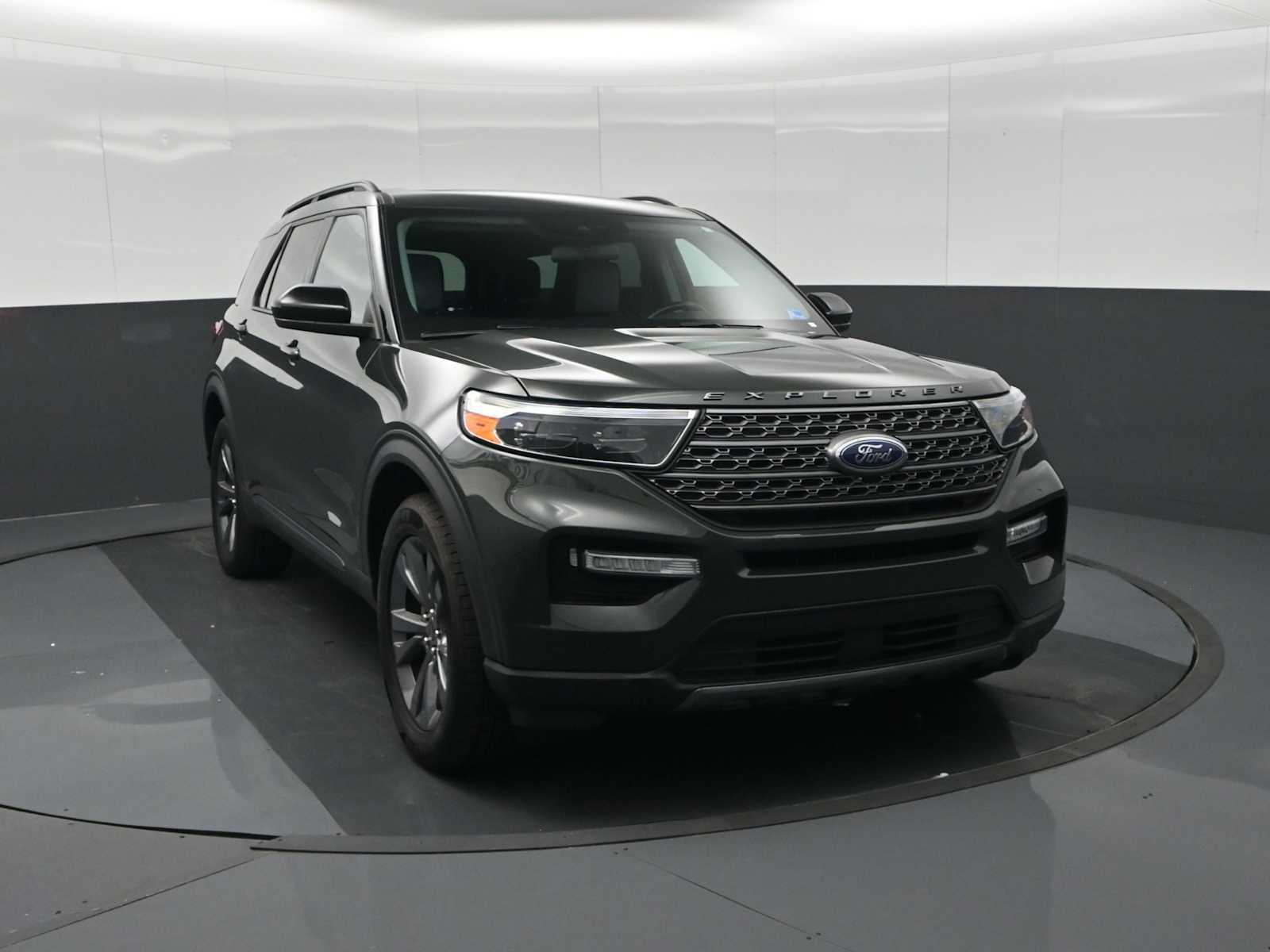 Used 2023 Ford Explorer XLT w/ Equipment Group 202A AWD/4WD image 2