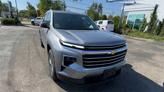 Used 2025 Chevrolet Traverse LT image 4