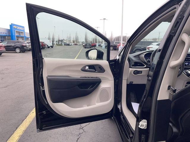 Used 2024 Chrysler Pacifica Touring-L image 22