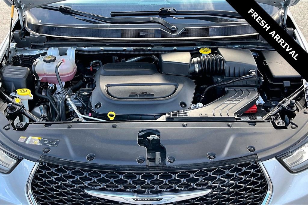 Used 2024 Chrysler Pacifica Touring-L image 29