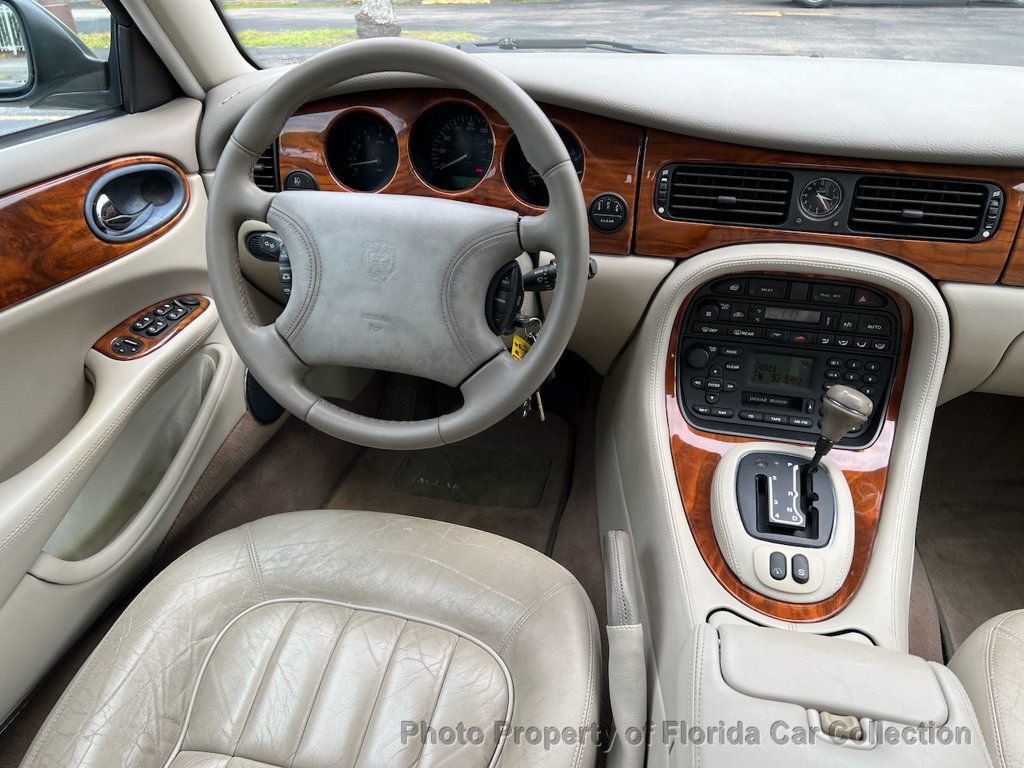 Used 2000 Jaguar XJ8 image 11