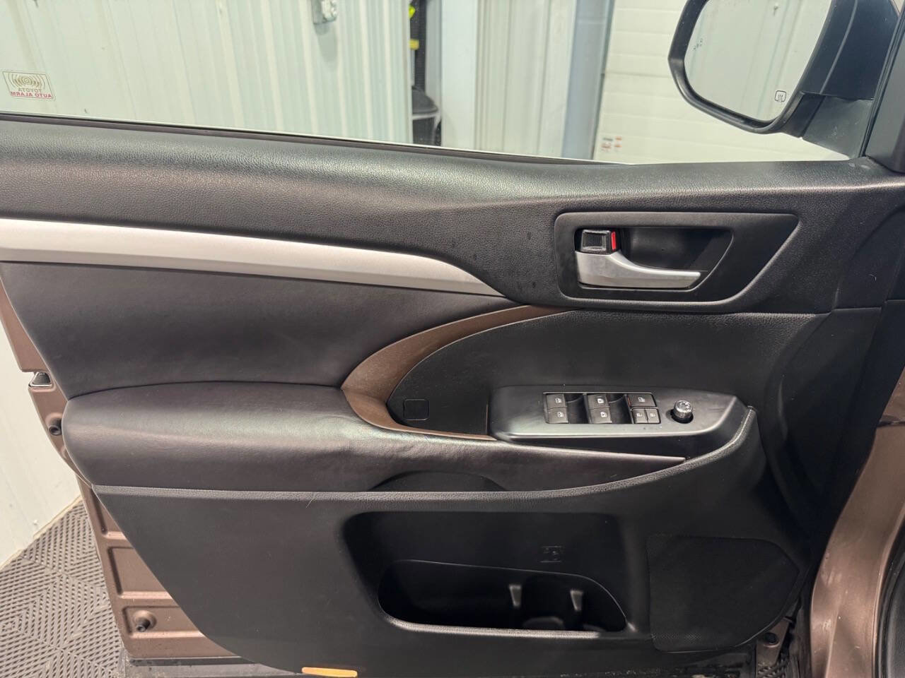 Used 2017 Toyota Highlander XLE image 11