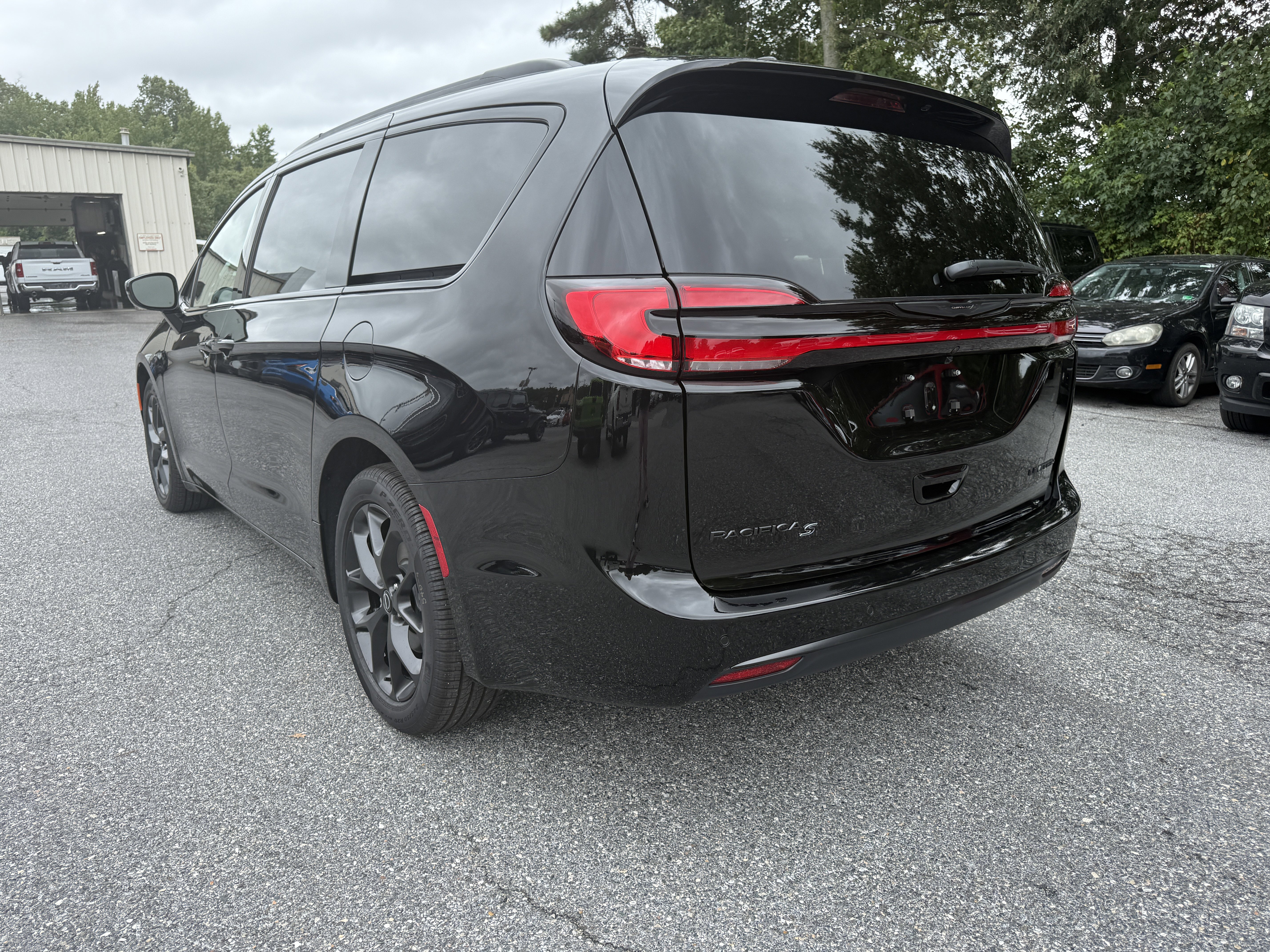 New 2026 Chrysler Pacifica Limited image 5
