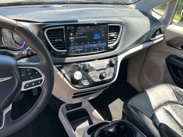 Used 2023 Chrysler Pacifica Touring-L FWD image 23