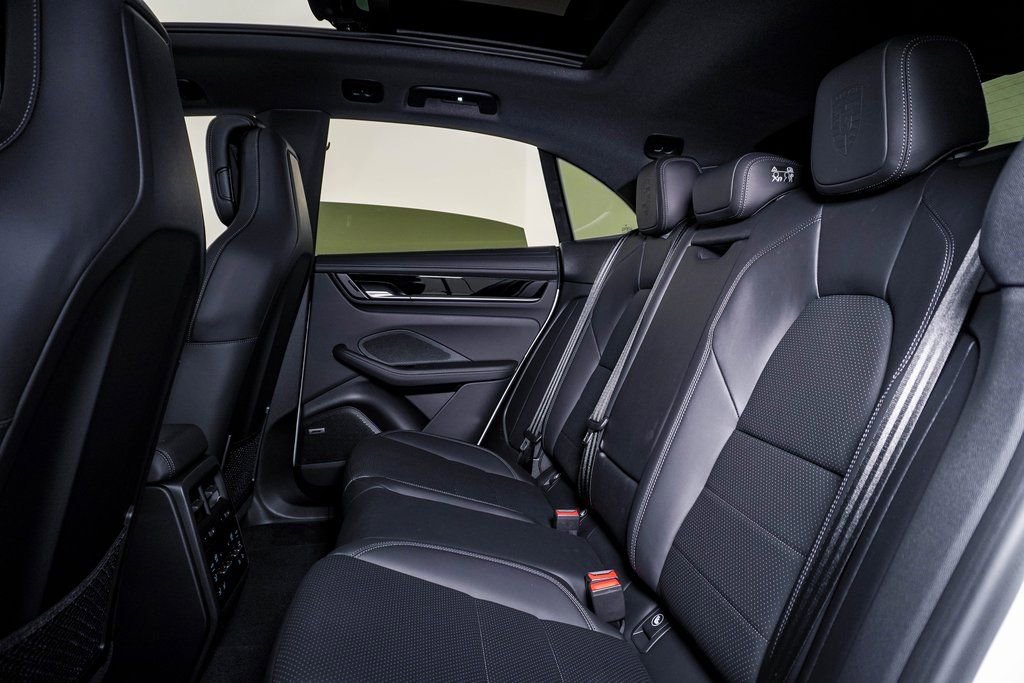 New 2026 Porsche Macan 4 Electric image 17