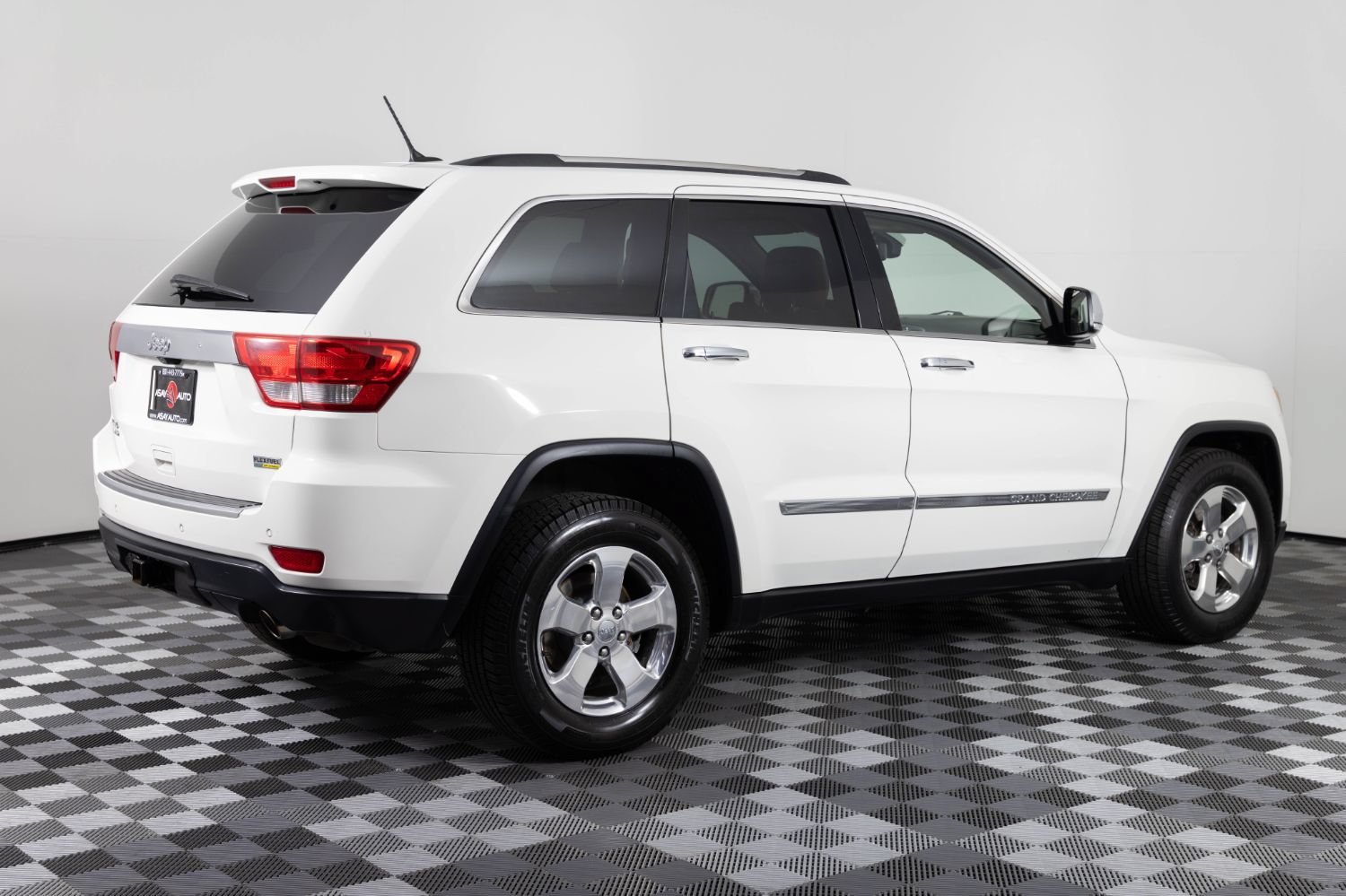 Used 2011 Jeep Grand Cherokee Limited AWD/4WD image 8
