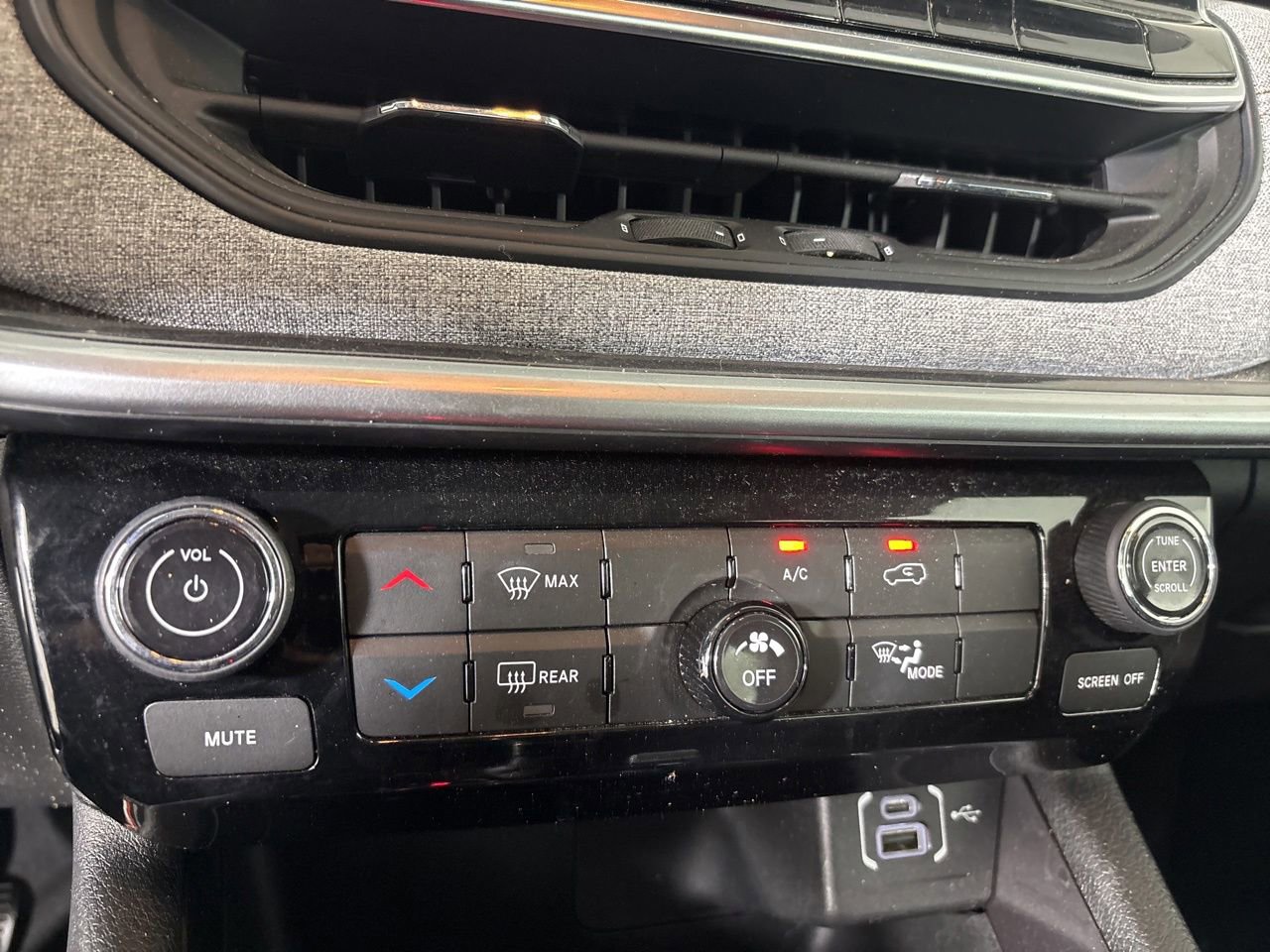 Used 2022 Jeep Compass Latitude w/ Sun and Sound Group AWD/4WD image 17