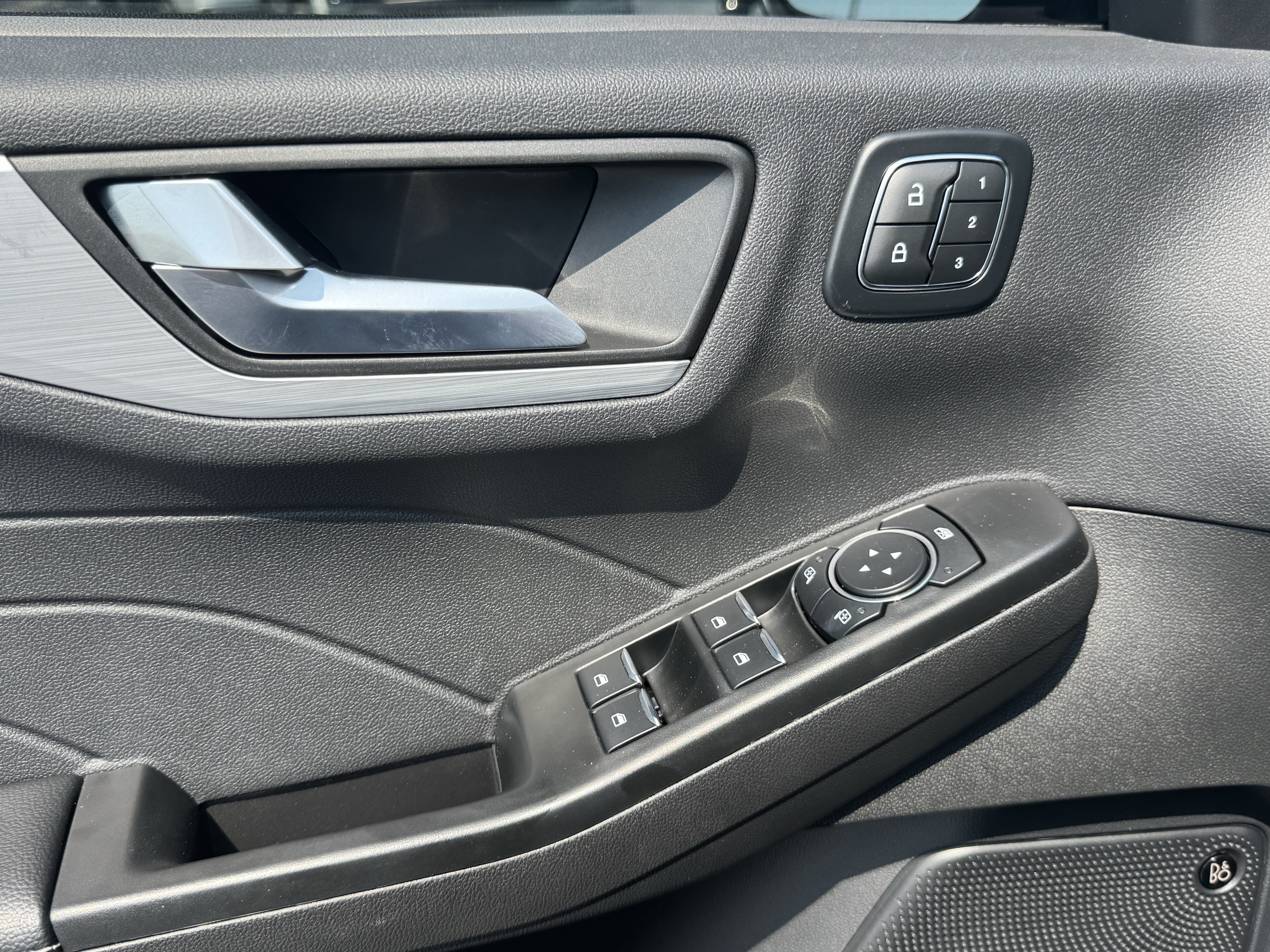 Used 2025 Ford Escape SE w/ PHEV Premium Package FWD image 17