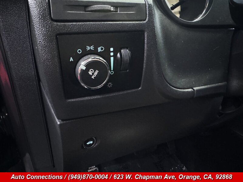 Used 2013 Dodge Challenger SXT RWD image 19