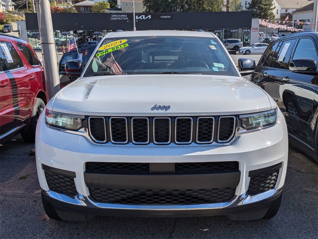 Used 2024 Jeep Grand Cherokee L Laredo image 3