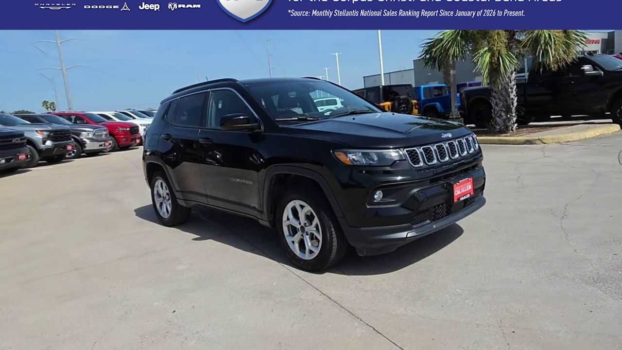 Used 2025 Jeep Compass Latitude w/ Sun & Sound Group AWD/4WD image 2