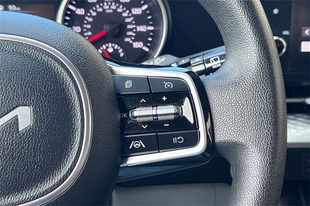 Used 2023 Kia Carnival LX image 31