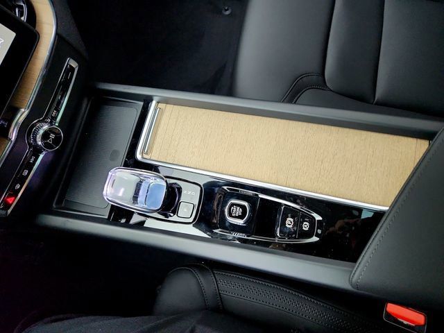 New 2026 Volvo XC60 B5 Plus w/ Climate Package PRO image 22