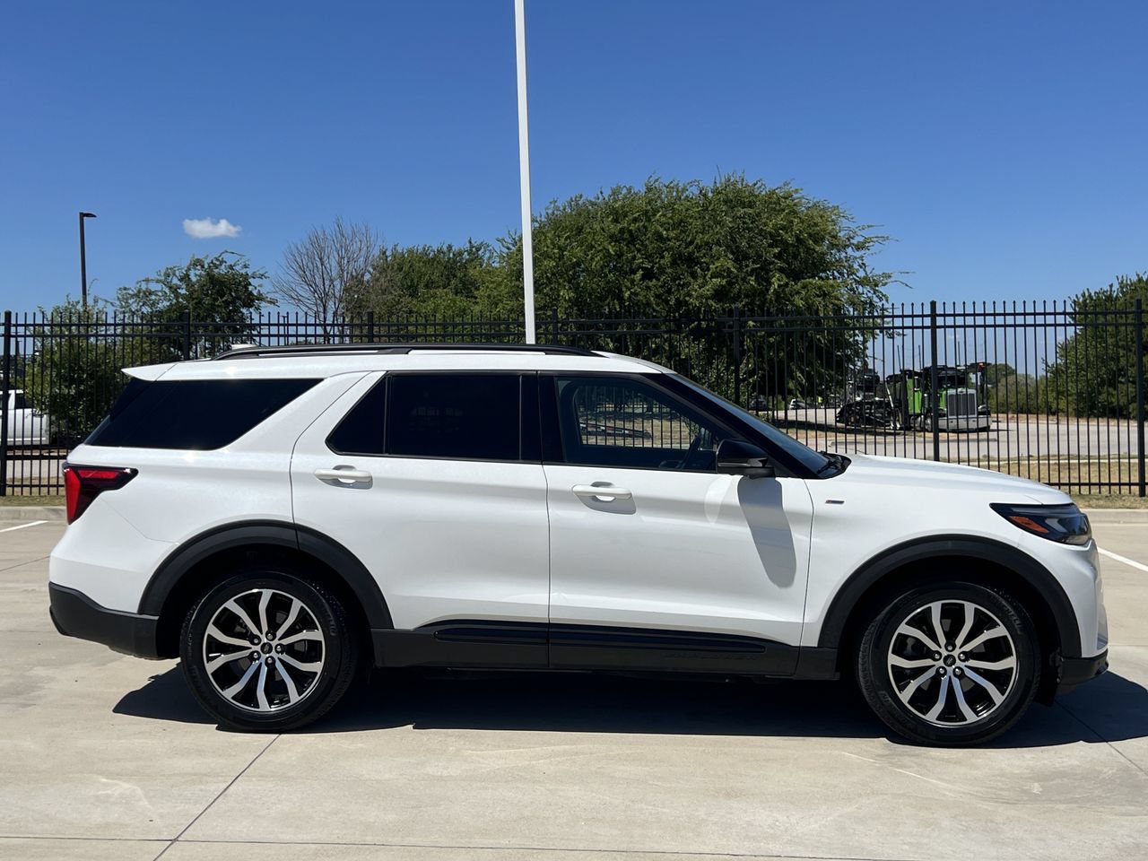 Used 2025 Ford Explorer ST-Line w/ Premium Package RWD image 3