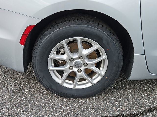 Used 2024 Chrysler Pacifica Touring-L image 5