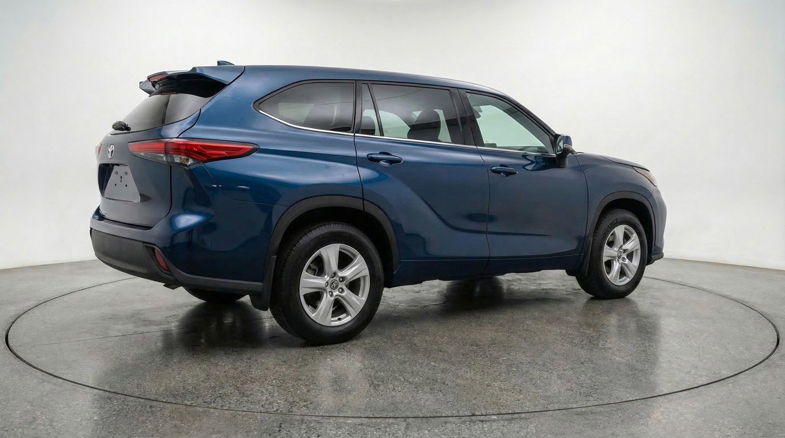 Used 2025 Toyota Highlander LE FWD image 9