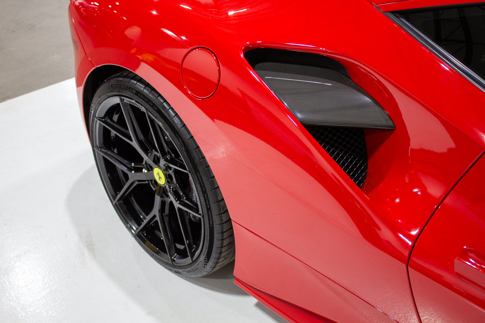 Used 2018 Ferrari 488 GTB RWD image 13