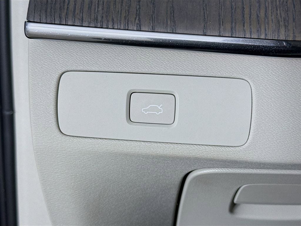 Certified 2023 Volvo XC90 B6 Ultimate w/ Protection Package Premier image 10
