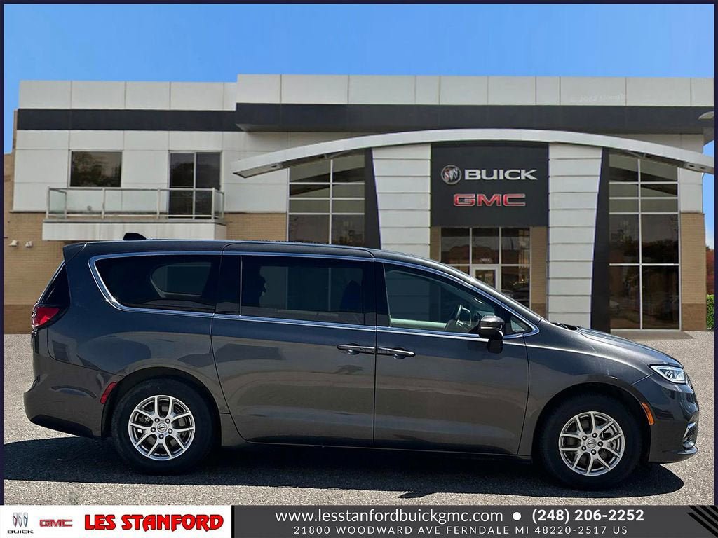 Used 2023 Chrysler Pacifica Touring-L FWD image 7