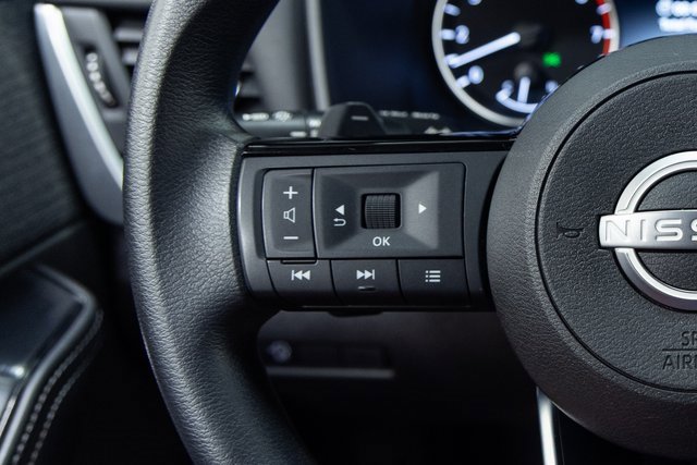 Used 2023 Nissan Rogue SV image 16