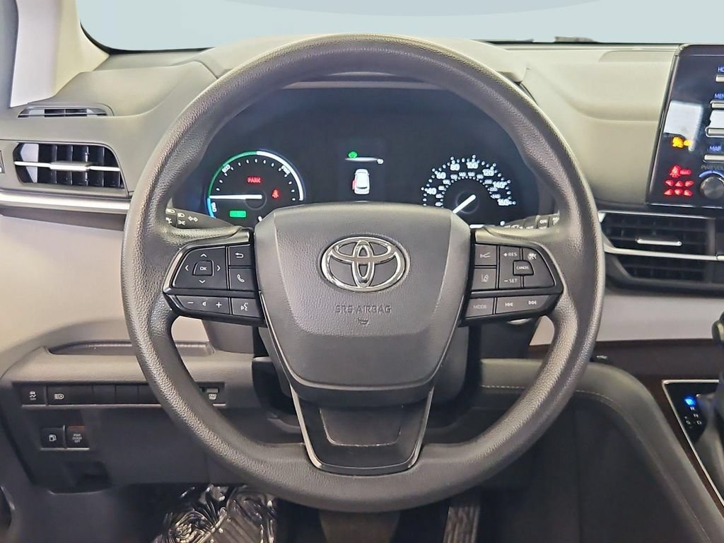Used 2024 Toyota Sienna LE FWD image 14