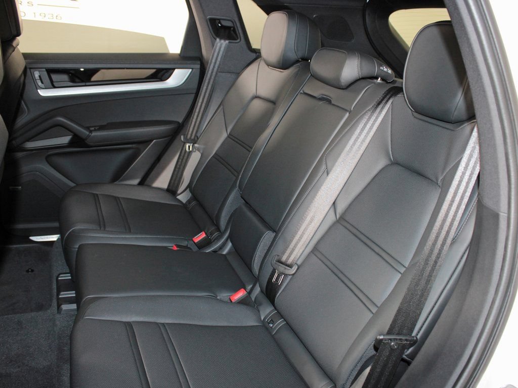 Certified 2026 Porsche Cayenne AWD/4WD image 34