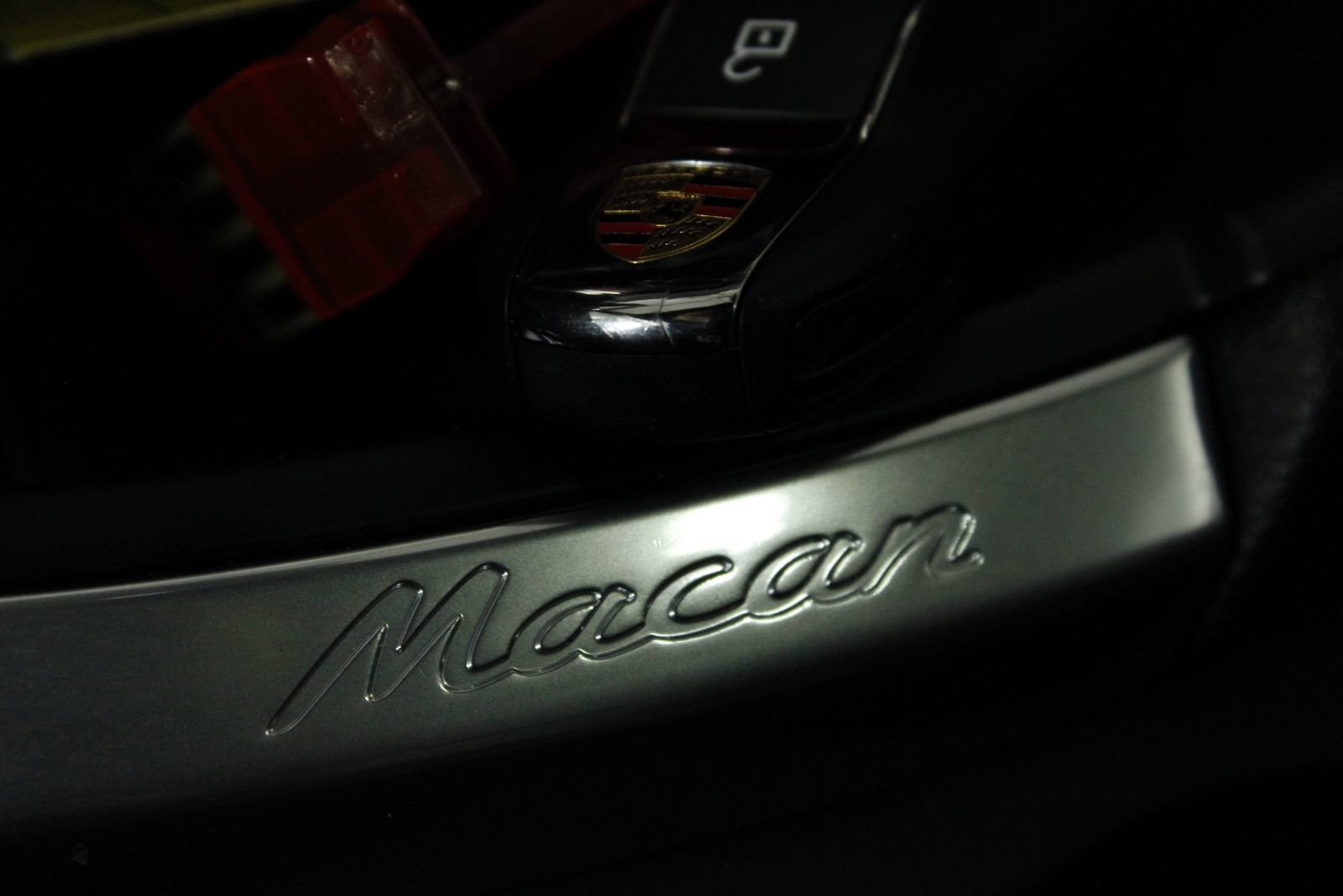 Certified 2025 Porsche Macan AWD/4WD image 32