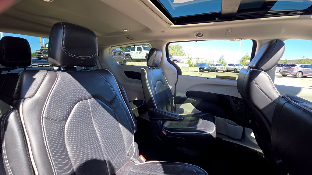 Used 2023 Chrysler Pacifica Limited FWD image 13