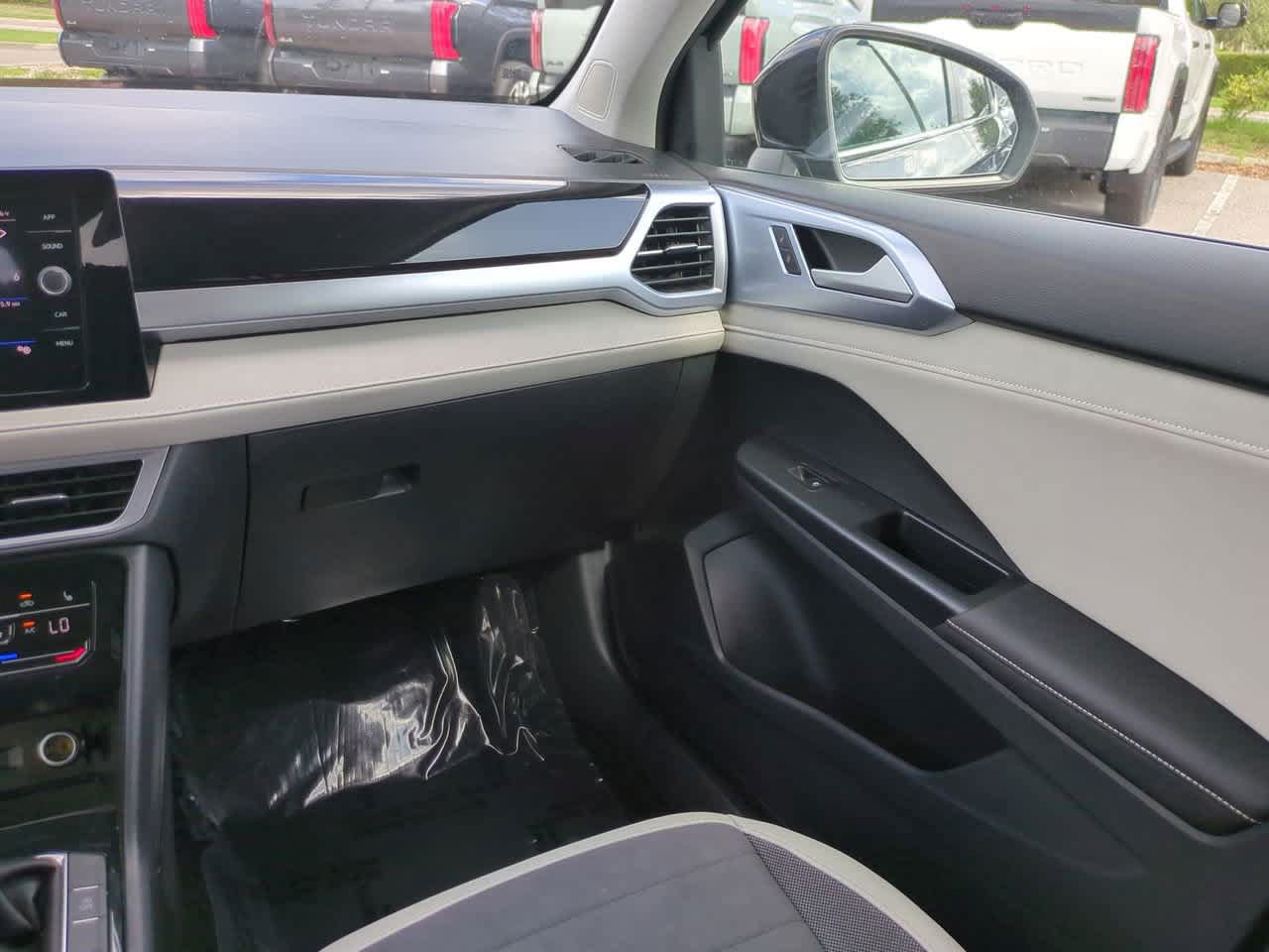 Used 2025 Volkswagen Taos SE AWD/4WD image 16