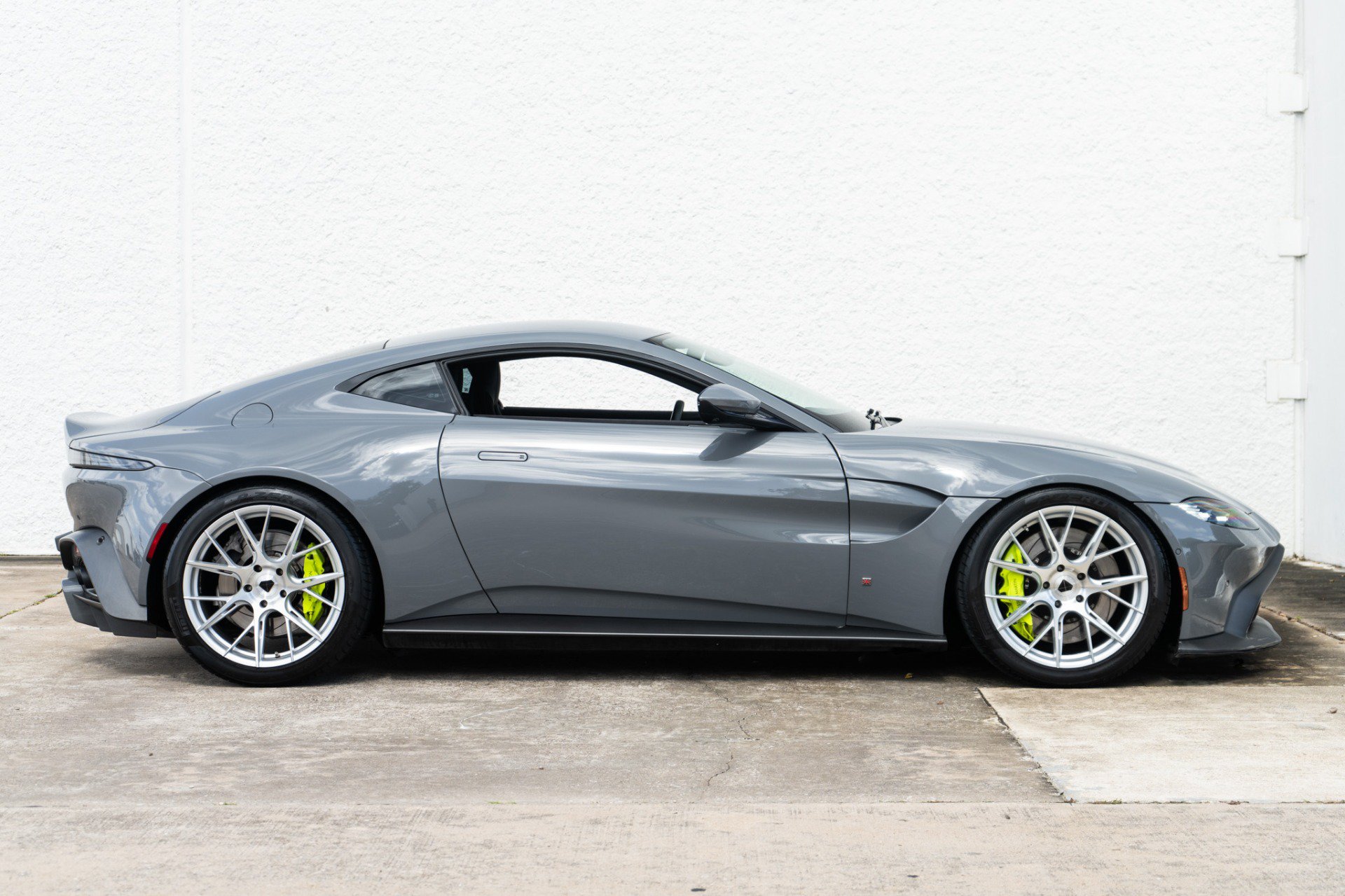 Used 2020 Aston Martin V8 Vantage Coupe RWD image 8