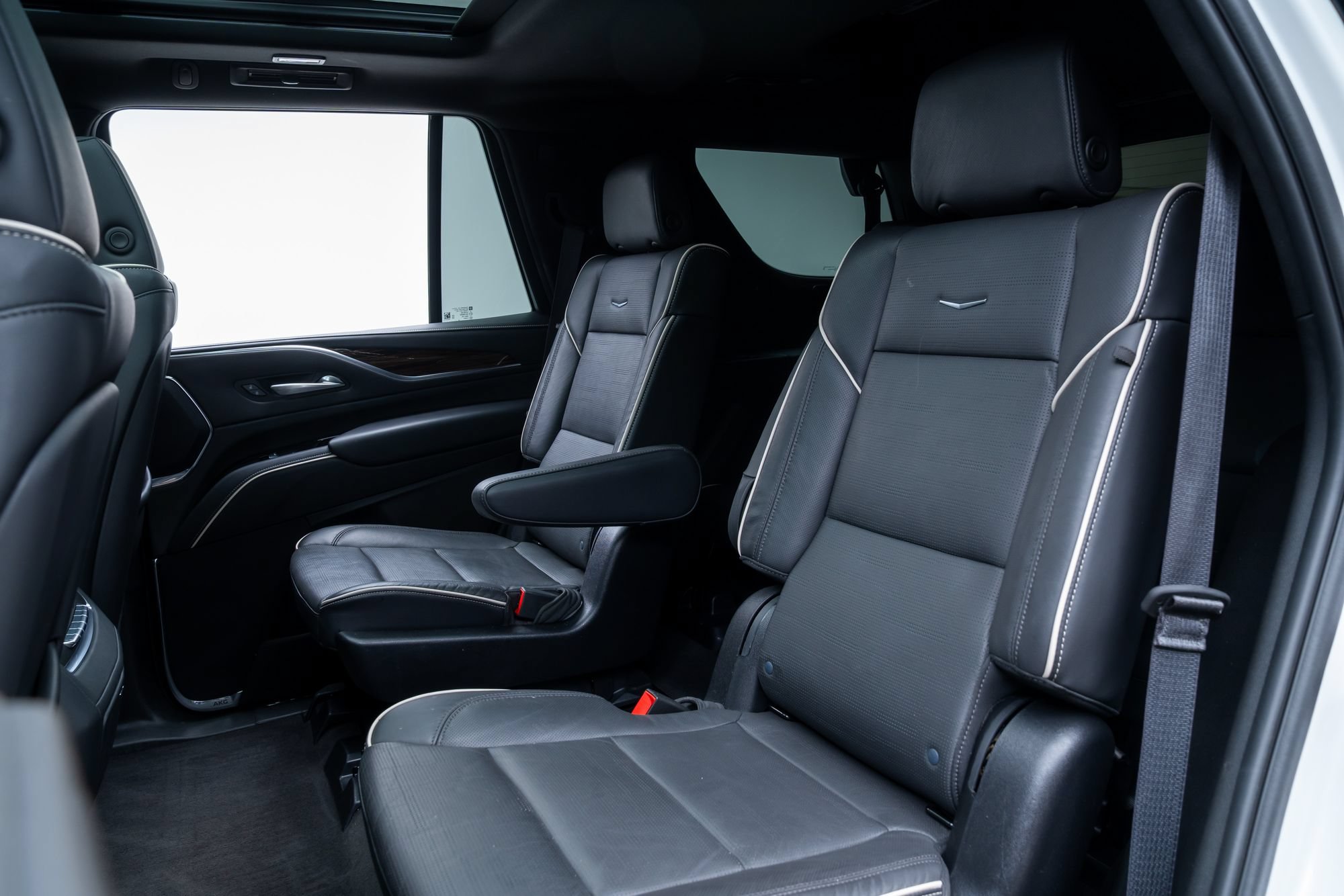 Used 2024 Cadillac Escalade Premium Luxury AWD/4WD image 23