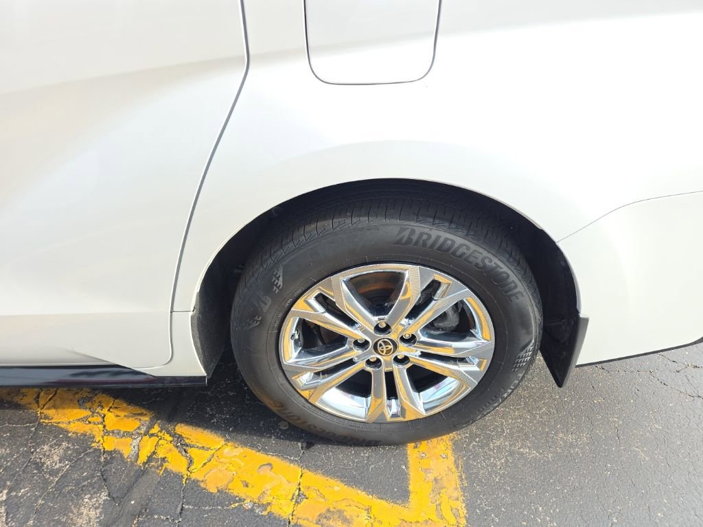 Used 2024 Toyota Sienna Platinum AWD/4WD image 12