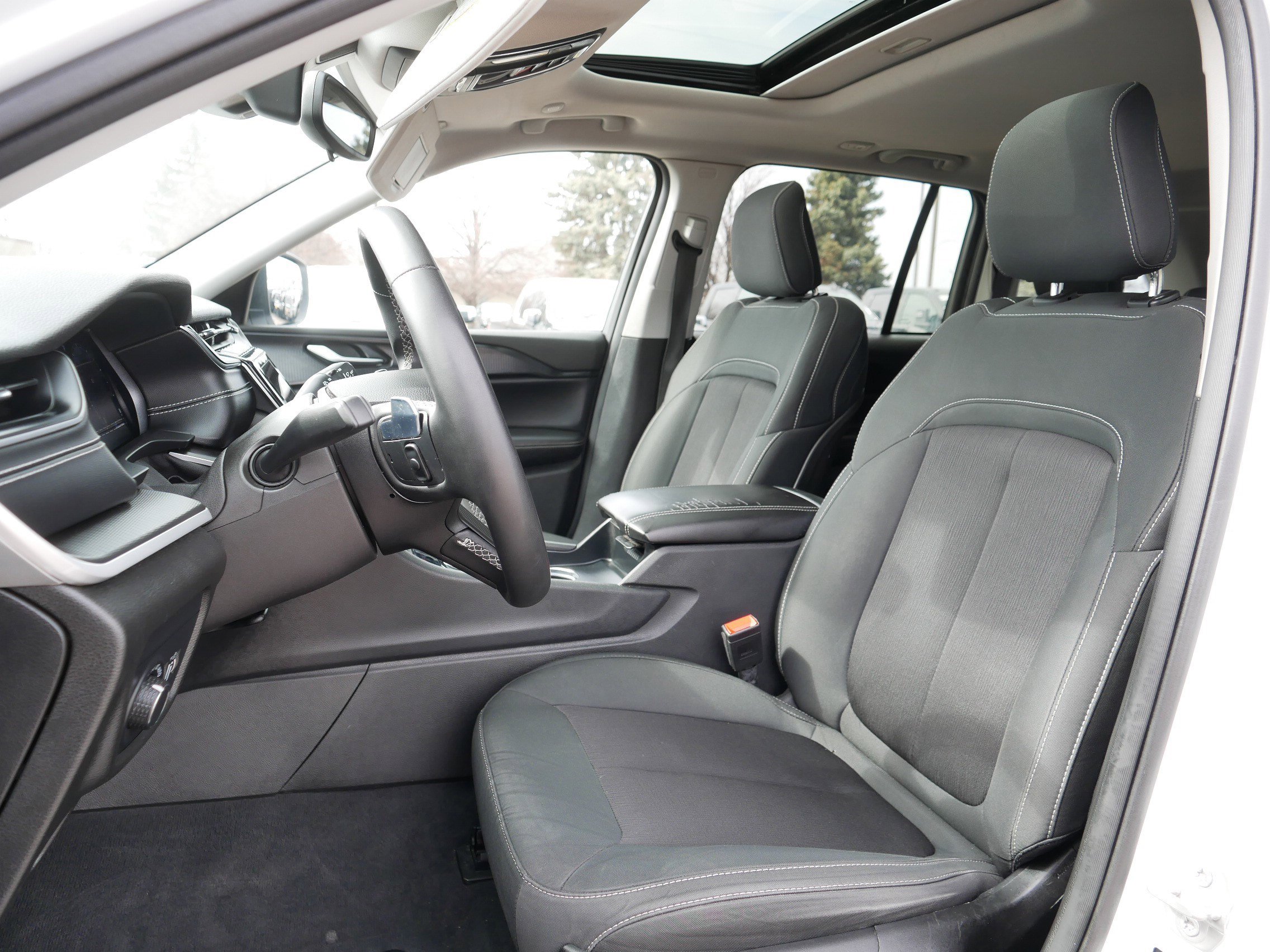 Used 2023 Jeep Grand Cherokee Laredo image 33